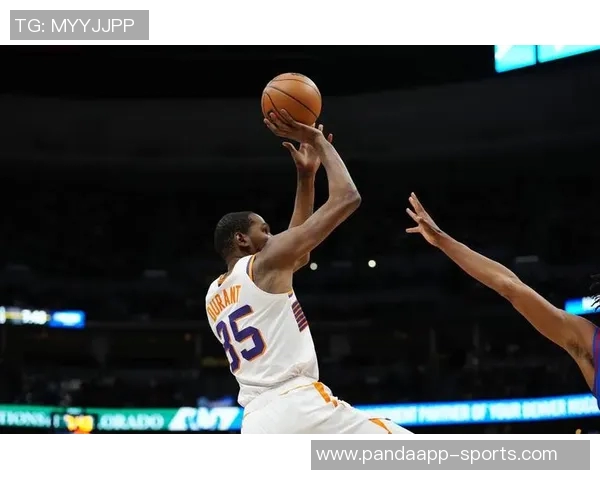 布克上半场表现平平难以支撑球队14投6中仅得17分三分球全失 布克上半场表现平平难以支撑球队14投6中仅得17分三分球全失